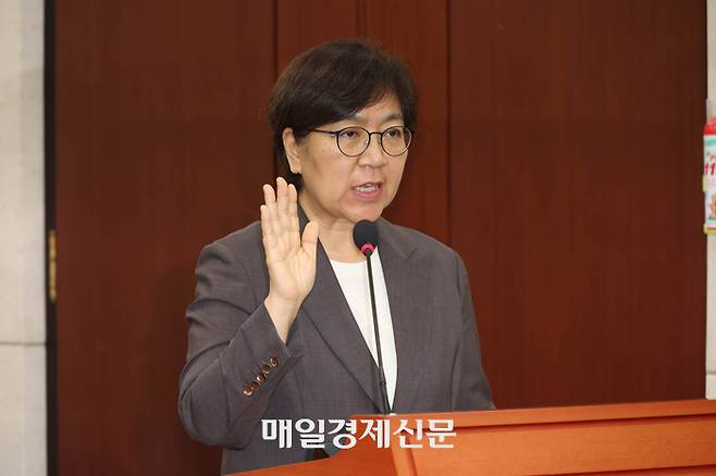 정은경 보건복지부 장관 후보자가 18일 국회 보건복지위원회에서 열린 인사청문회에서 선서하고 있다. 2025.7.18 [이충우 기자]