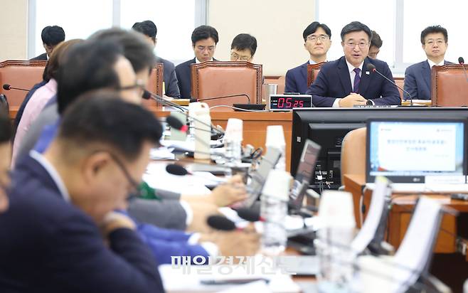 윤호중 행정안전부 장관 후보자가 18일 서울 여의도 국회 행정안전위원회에서 열린 인사청문회에서 의원 질의에 답하고 있다. 2025.7.18 [이충우 기자]