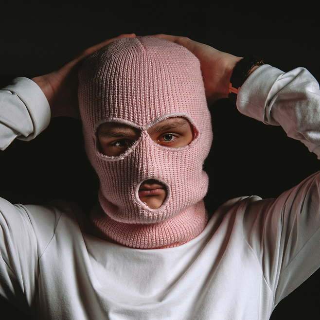 발라클라바에 대한 편견을 안 가지려고 해도, 이래서야 체포되면서 머리 위로 손 올린 용의자처럼 보인다. [사진 출처=Eve Maier, unsplsh]