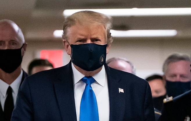 2020년 7월 마스크를 쓴채 메릴랜드주 월터리드 국립 군 의료센터를 방문하고 있는 도널드 트럼프. <CNBC 영상 캡처>