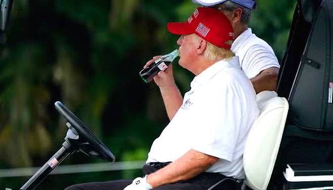 2022년 골프 카트에서 타이어트 콜라를 마시고 있는 도널드 트럼프 <MSNBC 영상 캡처>