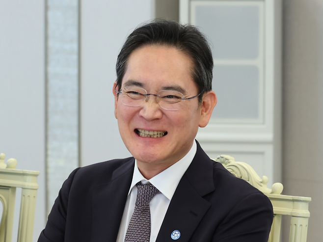 이재용 삼성전자 회장이 지난 13일 서울 용산 대통령실에서 열린 6경제단체·기업인 간담회에서 이재명 대통령의 발언을 듣던 중 활짝 웃고 있다. [사진 제공=연합뉴스]