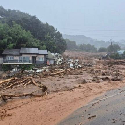 19일 경남 산청군 산청읍 부리 마을에 폭우와 산사태로 일부 주택이 파손돼 있다. 독자 김규리 씨 제공. 연합뉴스