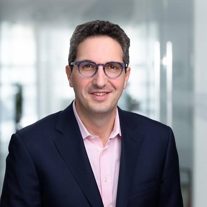 다니엘 아미네자 맥킨지앤드컴퍼니 시니어파트너. ﻿△텔아비브대학교 경제학 학사 △1999년~2004년, 이스라엘 정보기관 특수작전 및 사이버 부문 장교 △2007년~ 맥킨지앤드컴퍼니 입사 △글로벌 화학 및 농업 부문 리더 △에너지·소재 산업 중심 M&A, 트랜스포메이션, 신사업 프로젝트 리딩 △Agtech, 기후기술, 바이오테크 기업 IPO 자문 △현재 맥킨지 비즈니스 빌딩(MBB) 플랫폼 글로벌 공동리더 △2023년부터 TechnoServe 이사회 멤버. 사진 맥킨지 제공