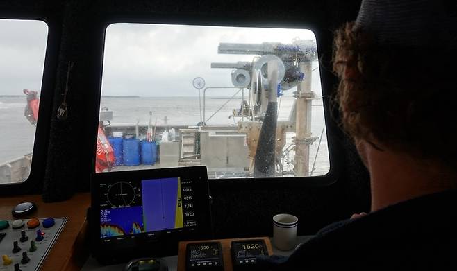 블루하비스트 직원이 작업선을 몰고 홍합과 굴을 양식하는 저비스만 한 가운데로 나아가고 있다.