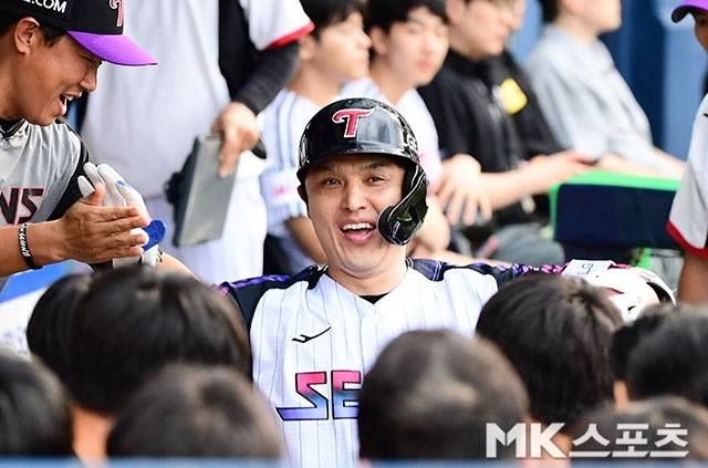 박동원이 18일 잠실 롯데전에서 홈런을 친 뒤 기뻐하고 있다. 사진(잠실 서울)=김영구 기자