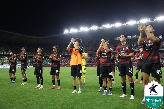 경기를 마치고 팬들에게 인사를 전하고 있는 포항 선수들. 사진=한국프로축구연맹