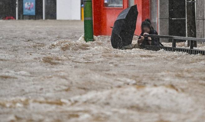 광주지역에 폭우가 쏟아진 17일 오후 침수된 광주 북구청 앞 도로에서 한 시민이 물살에 휩쓸리고 있다. /사진=뉴시스