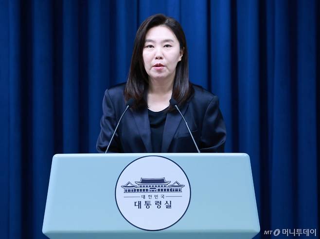 [서울=뉴시스] 고범준 기자 = 강유정 대변인이 18일 서울 용산 대통령실 청사에서 집중호우 대처상황 점검회의 및 청년담당관 관련 브리핑을 하고 있다. 2025.07.18. bjko@newsis.com /사진=고범준