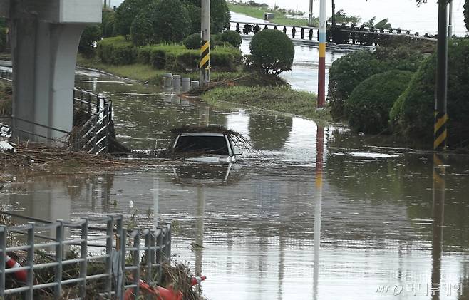 (울산=뉴스1) 조민주 기자 = 19일 내린 폭우로 울산시 중구 울산교 하부 도로에서 차량이 물에 잠겨있다. 2025.7.19/뉴스1  Copyright (C) 뉴스1. All rights reserved. 무단 전재 및 재배포,  AI학습 이용 금지. /사진=(울산=뉴스1) 조민주 기자