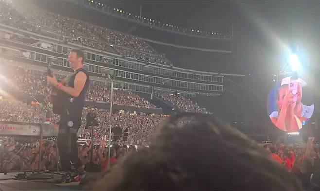 밴드 콜드플레이의 보컬 크리스 마틴이 지난 17일(현지시간) 미국 매사추세츠주 보스턴에서 열린 공연에서 한 커플이 전광판에 포착돼자 정식 커플인지 확인했다./사진=X(엑스·옛 트위터)