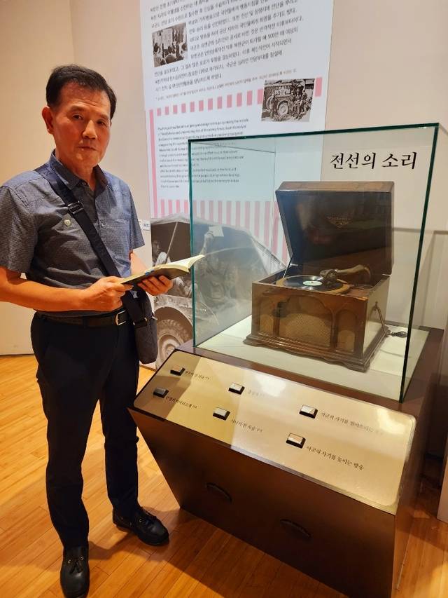 해군 정훈공보실장을 지낸 정성엽 (사) 대한민국 군가기념사업회 사무총장이 최근 서울 용산 전쟁기념관 군가 소개  코너에서 포즈를 취하고 있다. 정충신 선임기자