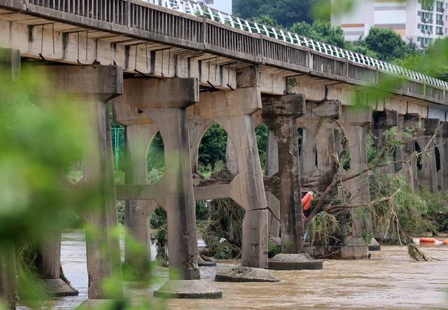 18일 광주 북구 동림동 옛 산동교가 전날 극한 호우에 교각이 파손돼 통행이 금지되고 있다. 연합뉴스