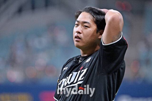 25일 서울 고척스카이돔에서 열린 '2025 신한 SOL BANK KBO리그' KT 위즈와 키움 히어로즈 경기. KT 강백호가 6회초 1사 2루에 볼넷으로 출루했다./마이데일리