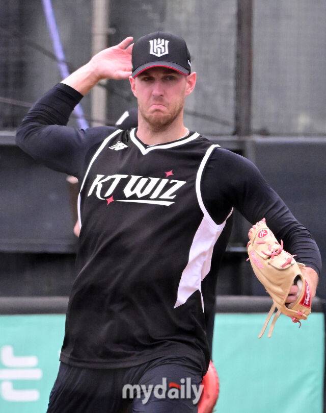 2025년 7월 17일 오후 경기도 수원 KT위즈파크에서 열린 '2025 신한 SOL뱅크 KBO 리그' 한화 이글스와 KT 위즈의 경기. KT 새로운 외국인 투수 패트릭이 쉐도우 피칭을 하고 있다./마이데일리