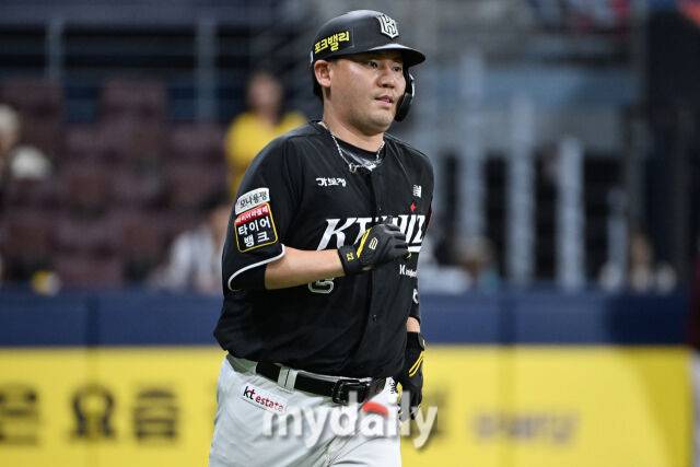 25일 서울 고척스카이돔에서 열린 '2025 신한 SOL BANK KBO리그' KT 위즈와 키움 히어로즈 경기. KT 장성우가 5회초 선두타자로 나와 안타를 친 뒤 1루로 주루하고 있다./마이데일리