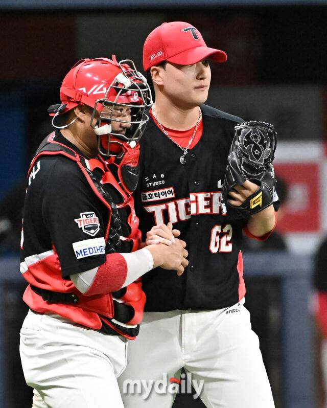 25일 오후 서울 고척동 고척스카이돔에서 진행된 '2025 프로야구 KBO리그' 키움히어로즈와 KIA타이거즈의 경기. 기아 정해영이 6-3으로 승리한 뒤 김태군과 환호하고 있다./마이데일리