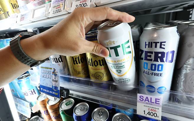 서울시내의 한 편의점에 진열된 맥주 모습 [연합]
