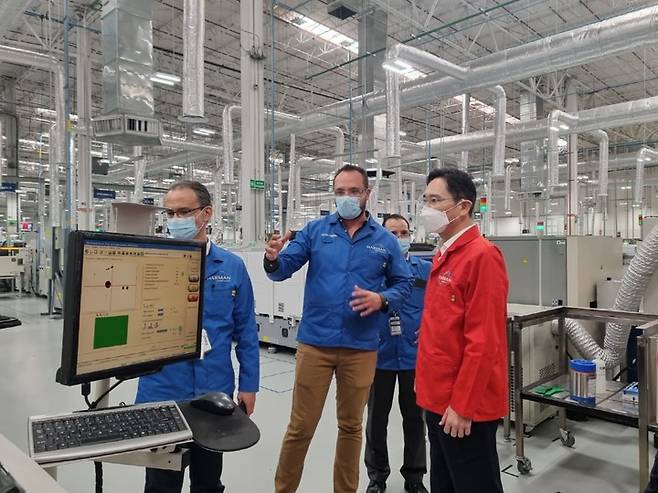 [서울=뉴시스] 정병혁 기자 = 이재용 삼성전자 부회장이 8일(현지 시각) 하만 멕시코공장을 찾아 내부를 둘러보고 있다.(사진=삼성전자 제공) 2022.09.12. photo@newsis.com *재판매 및 DB 금지