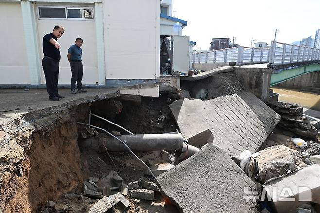 [광주=뉴시스] 이영주 기자 = 지난 18일 오전 광주 북구 신안동 한 도보다리 주변이 전날 내린 폭우로 무너져있다. 광주에는 전날 하루 동안 426.4㎜의 비가 내리면서 1939년 기상관측 이후 광주지역 역대 최고 일강수량을 기록했다. 2025.07.18. leeyj2578@newsis.com