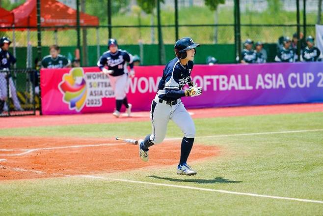 [서울=뉴시스] 여자 소프트볼 국가대표 김수빈이 17일 중국 시안에서 열린 2025 여자 소프트볼 아시아컵 예선 6차전 중국전에서 안타를 친 뒤 출루하고 있다. (사진=대한야구소프트볼협회 제공) 2025.07.17. *재판매 및 DB 금지