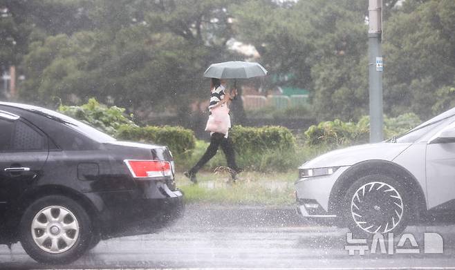 [제주=뉴시스] 우장호 기자 = 호우특보가 발효된 18일 오후 제주시 연삼로에 강한 빗줄기가 쏟아지고 있다. 2025.07.18. woo1223@newsis.com