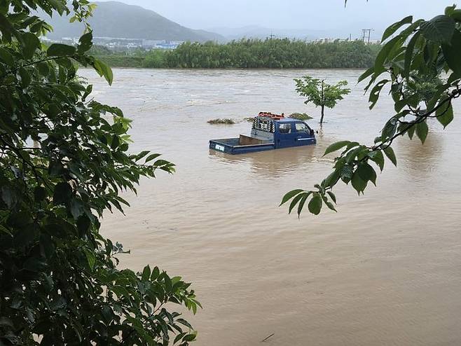 [울산=뉴시스] 구미현 기자 = 울산지역에 많은 비가 내리면서 19일 오전 울산 태화강 둔치가 물에 잠겨있다. 2025.07.19. (사진=독자 제공) photo@newsis.com *재판매 및 DB 금지