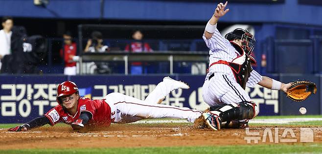 [서울=뉴시스] 김근수 기자 = 2024년 8월22일 오후 서울 송파구 잠실야구장에서 열린 2024 KBO리그 SSG 랜더스와 LG 트윈스의 경기, 3회초 1사 주자 1,3루 상황에서 3루 주자 최상민이 홈으로 슬라이딩해 득점에 성공하고 있다. 2024.08.22. ks@newsis.com