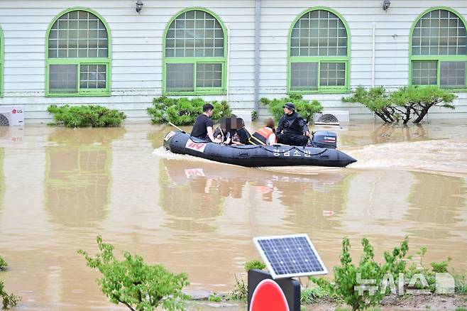 [의령=뉴시스] 차용현 기자 = 호우경보가 내려진 19일 오후 침수된 경남 의령군 대의면 구성마을에서 119대원들이 주민을 구조하고 있다. 2025.07.19.con@newsis.com