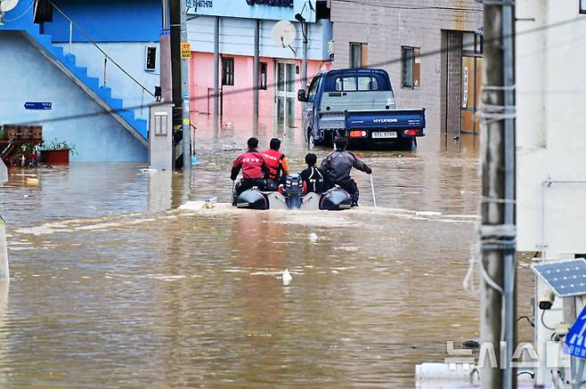 [의령=뉴시스] 차용현 기자 = 호우경보가 내려진 19일 오후 침수된 경남 의령군 대의면 구성마을에서 119대원들이 주민을 구조하고 있다. 2025.07.19.con@newsis.com