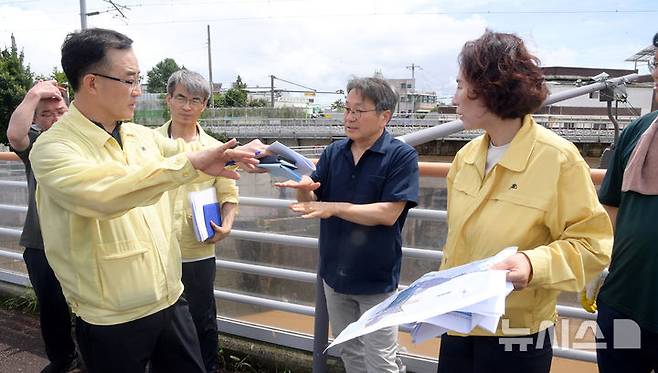 [광주=뉴시스] 강기정 광주시장이 집중호우 피해지역인 광주 북구 신안교 일대를 찾아 피해상황을 살펴보고 있다. (사진=광주시청 제공). photo@newsis.com *재판매 및 DB 금지