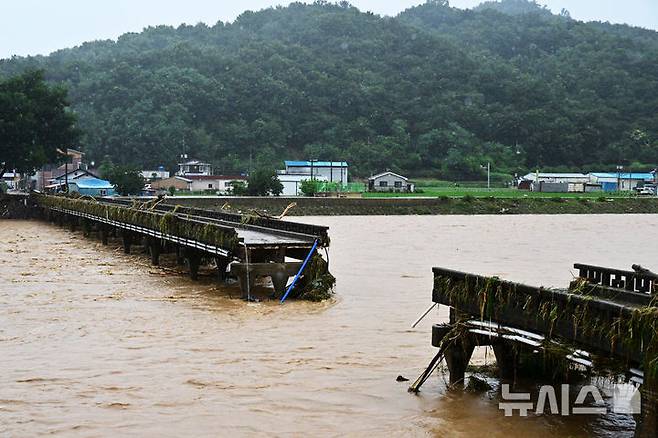 [산청=뉴시스] 차용현 기자 = 호우경보가 내려진 19일 오후 경남 산청군 문대마을 인근 문대교가 강한 물살에 붕괴돼 있다.2025.07.19.con@newsis.com