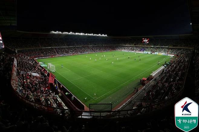 [서울=뉴시스] 하나은행 K리그1 2025 22라운드 포항 스틸러스 대 전북 현대의 맞대결이 펼쳐진 포항스틸야드. (사진=한국프로축구연맹 제공)