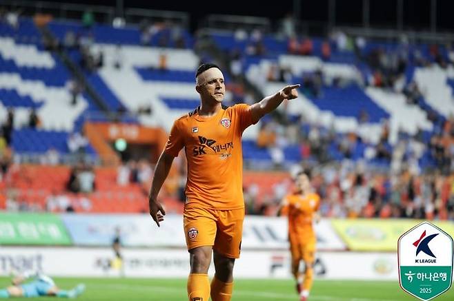 [서울=뉴시스]K리그1 제주 유리 조나탄이 득점 후 포효하고 있다. (사진=한국프로축구연맹 제공)