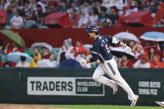 [서울=뉴시스] 프로야구 두산 베어스 오명진이 19일 인천 SSG랜더스필드에서 열린 2025 신한 쏠뱅크 KBO리그 SSG 랜더스와의 경기에서 홈런을 치고 베이스를 돌고 있다. (사진=두산 베어스 제공) 2025.07.19. *재판매 및 DB 금지