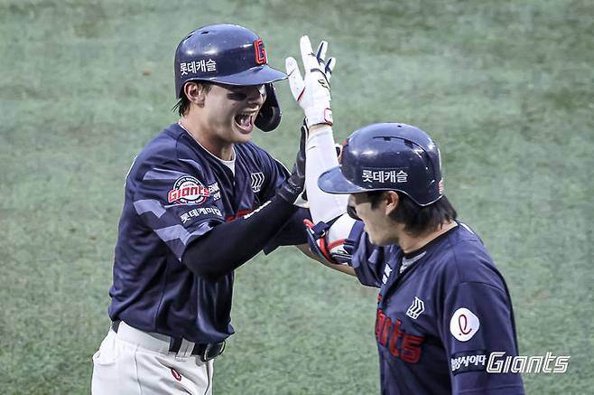 [서울=뉴시스] 프로야구 롯데 자이언츠 윤동희가 19일 서울 잠실구장에서 열린 2025 신한 쏠뱅크 KBO리그 LG 트윈스와의 경기에서 득점에 성공한 뒤 기뻐하고 있다. (사진=롯데 자이언츠 제공) 2025.07.19.