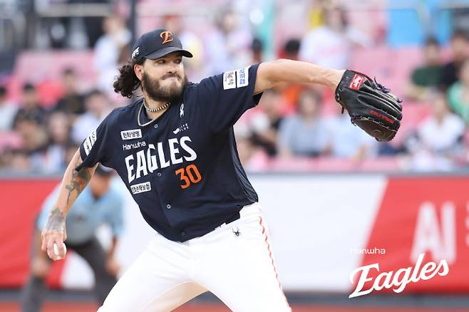 한화 폰세가 18일 kt와 원정에 선발 등판해 역투하고 있다. 한화 이글스