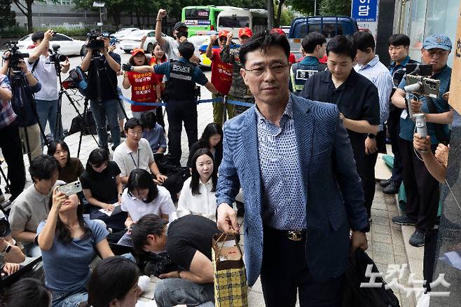임성근 전 해병대 1사단장이 2일 서울 서초구 순직해병 특검 사무실에 피의자 신분으로 출석하며 입장을 밝히고 있다. 이날 현판식을 시작으로 수사를 공식 개시한 특검은 첫날부터 핵심 피의자인 임 전 사단장을 소환 조사했다. 류영주 기자