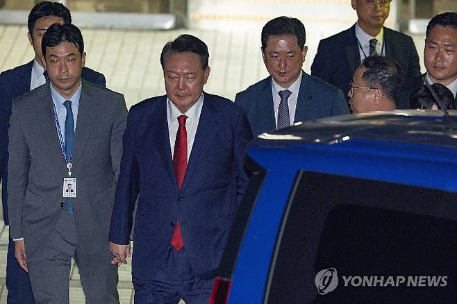 (서울=연합뉴스) 12·3 비상계엄과 관련해 특검의 수사를 받는 윤석열 전 대통령이 9일 서울 서초구 서울중앙지법에서 열린 구속 전 피의자 심문(영장실질심사)이 끝난 뒤 법원을 떠나고 있다. 2025.7.9 [사진공동취재단] photo@yna.co.kr 연합뉴스