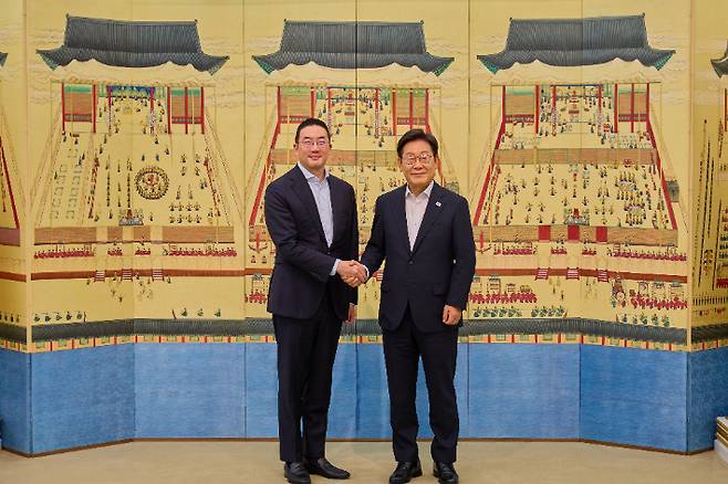 지난 15일 이재명 대통령이 서울 한남동 관저에서 구광모 LG그룹 회장과 만찬 간담회에서 악수하는  모습. 대통령실 제공