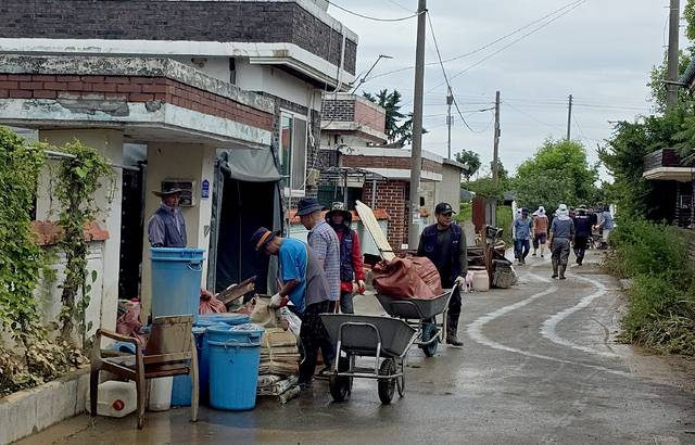 충남 당진시 신평면 신흥2리 마을주민들이 침수 피해를 본 마을을 청소하고 있다. 당진=황송민 기자