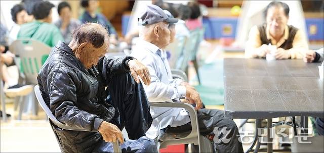 18일 침수 피해를 본 충남 예산군 고덕면 주민들이 이재민 대피소인 고덕중학교에서 시간을 보내고 있다. 예산=김병진 기자