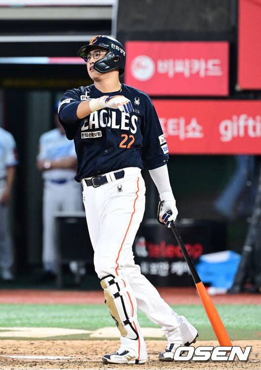 [OSEN=수원, 최규한 기자] 18일 수원 KT위즈파크에서 ‘2025 신한 SOL Bank KBO리그’ KT 위즈와 한화 이글스의 경기가 열렸다.홈팀 KT는 오원석, 방문팀 한화는 코디 폰세를 선발로 내세웠다.5회초 2사 1루 상황 한화 채은성이 달아나는 좌월 투런포를 날리고 있다. 2025.07.18 / dreamer@osen.co.kr