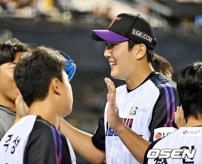 [OSEN=잠실, 민경훈 기자] 18일 오후 서울 잠실구장에서 ‘2025 신한 SOL BANK KBO리그’ LG 트윈스와 롯데 자이언츠의 경기가 열렸다.이날 경기에서 LG는 손주영을, 롯데는 감보아를 선발투수로 내세웠다.6회초를 마친 LG 선발 손주영이 덕아웃으로 향하며 미소 짓고 있다. 2025.07.18 / rumi@osen.co.kr