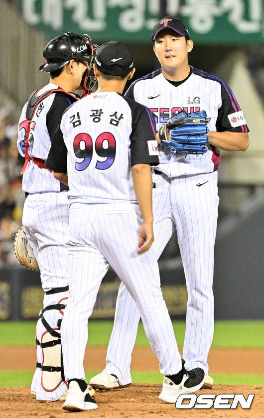 [OSEN=잠실, 민경훈 기자] 18일 오후 서울 잠실구장에서 ‘2025 신한 SOL BANK KBO리그’ LG 트윈스와 롯데 자이언츠의 경기가 열렸다.이날 경기에서 LG는 손주영을, 롯데는 감보아를 선발투수로 내세웠다.6회초 1사 주자 2루 롯데 전준우 타석에서 LG 선발 손주영이 김광삼 코치와 얘기를 나누고 있다. 2025.07.18 / rumi@osen.co.kr
