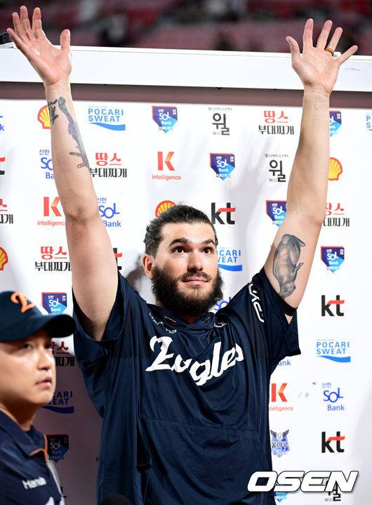 [OSEN=수원, 최규한 기자] 프로야구 한화 이글스가 18일 수원KT위즈파크에서 열린 2025 신한 SOL뱅크 KBO리그 KT 위즈와의 시즌 9차전에서 5-0으로 승리했다.&nbsp;후반기 첫 경기를 승리로 장식한 선두 한화는 최근 7연승, 원정경기 4연승을 달리며 시즌 53승 2무 33패를 기록했다. 반면 최근 3연승, 금요일 6연승이 좌절된 5위 KT는 45승 3무 42패가 됐다.&nbsp;한화 선발 폰세는 6이닝 2피안타 2사사구 8탈삼진 무실점 98구 위력투로 시즌 12승(무패)째를 챙겼다.경기를 마치고 승리투수 한화 코디 폰세가 팬들의 환호에 답하고 있다. 2025.07.18 / dreamer@osen.co.kr