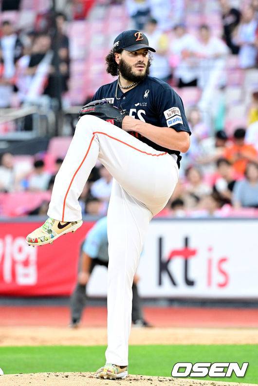 [OSEN=수원, 최규한 기자] 18일 수원 KT위즈파크에서 ‘2025 신한 SOL Bank KBO리그’ KT 위즈와 한화 이글스의 경기가 열렸다.홈팀 KT는 오원석, 방문팀 한화는 코디 폰세를 선발로 내세웠다.1회말 한화 선발 코디 폰세가 힘차게 공을 뿌리고 있다. 2025.07.18 / dreamer@osen.co.kr