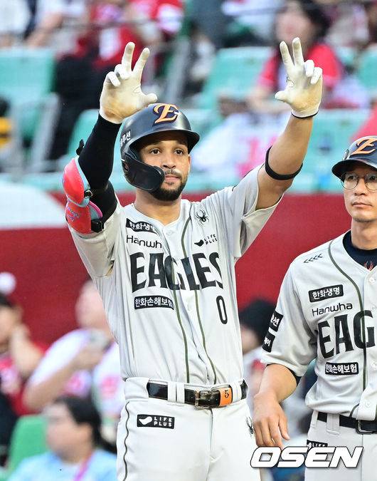 [OSEN=인천, 김성락 기자] 28일 인천 SSG랜더스필드에서 ‘2025 신한은행 SOL Bank KBO리그’ SSG 랜더스와 한화 이글스의 경기가 열렸다.이날 SSG는 앤더슨,한화는 폰세를 선발로 내세웠다. &nbsp;8회초 무사 1루 한화 리베라토가 안타를 날리고 있다. 2025.06.28 /