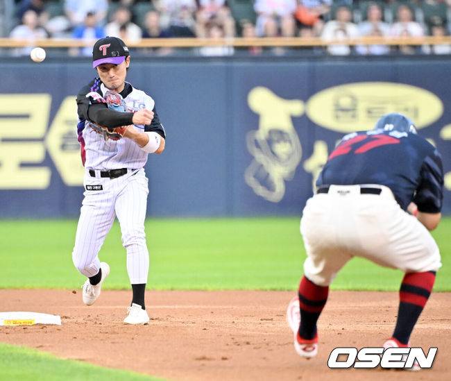 [OSEN=잠실, 민경훈 기자] 18일 오후 서울 잠실구장에서 ‘2025 신한 SOL BANK KBO리그’ LG 트윈스와 롯데 자이언츠의 경기가 열렸다.이날 경기에서 LG는 손주영을, 롯데는 감보아를 선발투수로 내세웠다.2회초 1사 주자 1루 롯데 전민재의 유격수 앞 병살타때 LG 2루수 신민재가 2루에서 유강남을 포스아웃 시킨 후 1루로 송구하고 있다. 2025.07.18 / rumi@osen.co.kr