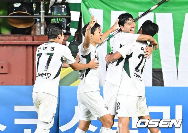 [OSEN=포항, 이석우 기자] 19일 포항 스틸야드에서 하나은행 K리그1 2025 포항 스틸러스와 전북 현대의 경기가 열렸다.  포항으로 이적한 기성용이 포항 유니폼을 입고 첫 출전한다. 전북 현대 선수들이 역전골이 들어가자 기뻐하고 있다. 2025.07.19 / foto0307@osen.co.kr